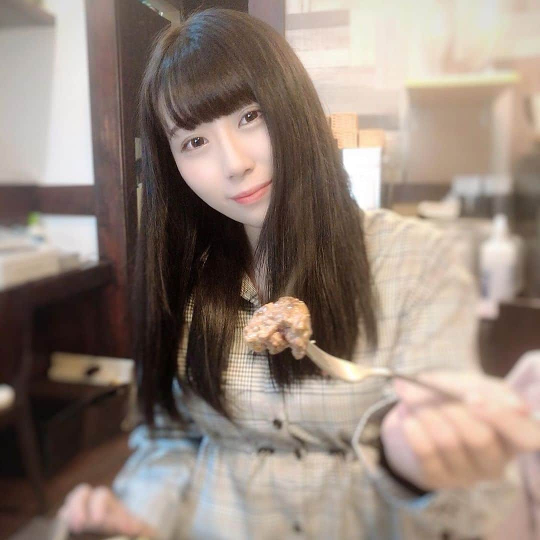 楠木まゆさんのインスタグラム写真 - (楠木まゆInstagram)「あーん😋  #食べる？ #食べたい人いいね #吉祥寺 #吉祥寺ランチ #吉祥寺バーグ #ハンバーグ #チーズハンバーグ #チーズリゾットが絶品 #吉祥寺グルメ #2枚目の動画みて #ほんとに美味しい #オススメのお店 #1回は食べてほしい #あーん #彼女とデートなうに使っていいよ #彼女と吉祥寺バーグなうにつかっていいよ #吉祥寺行ったら是非 #kichijoji #cheese #humburg #😋 #❤️」2月8日 0時13分 - kusunoki__mayu