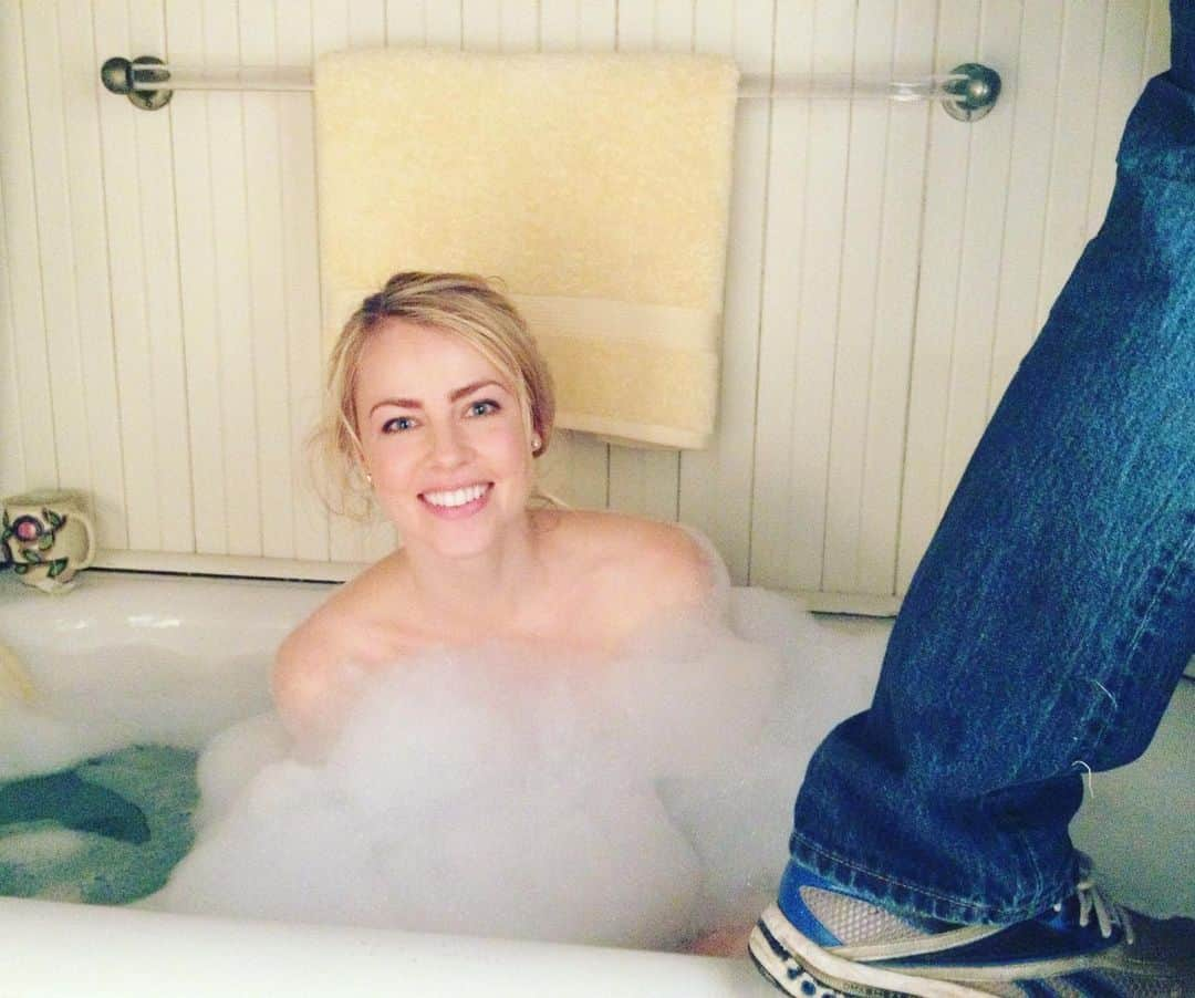 アマンダ・シュルのインスタグラム：「Being on set is never lonely.  From a fun little movie I did in 2013 with wonderful people (and their sneakers) called #betrayed. • • #fbf #imwearingaswimsuitunderthosebubbles #ipromise」