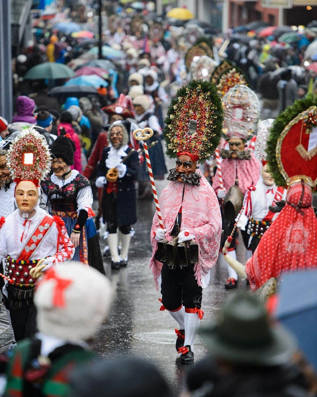 アンジェラ・アイターさんのインスタグラム写真 - (アンジェラ・アイターInstagram)「The traditional „Imster Schemenlaufen“ is calling its folks on Sunday, 9 February. This glorious spectacle takes place every four years and the preparation always start a couple weeks before - unique costumes, fancy dresses, huge vehicles and tough fitness training have been made right in advance. If you are around Imst, it’s definitely a good idea to join it. More infos 👉 www.fasnacht.at 📸 @ferienregionimst //: @imster_fasnacht #verleihtflügel @lasportivagram @team_edelrid #schemenlaufen #fasnacht #tradition #climbing #fitness #event」2月8日 0時25分 - angyeiter