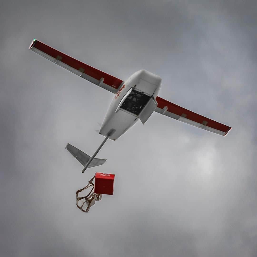 ノバルティスのインスタグラム：「Our collaboration with Zipline, an innovative logistics company, to help deliver medicines via drones to remote areas.  Learn more in our Bio about how digital technologies are helping improve how our scientists discover and develop innovative new treatments, make decisions, how we engage with customers, and how we run our operations.」