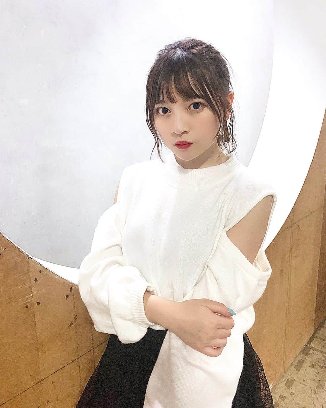 廣川奈々聖のインスタグラム：「． Zili Zili Love のスタイリング🥀♡﻿ ﻿ 肩出しニットと、形がかわいいスカートはどちらも17kgのものです﻿🐇💭 ﻿ ﻿ ﻿ #cordinate#wasuta#17kg」