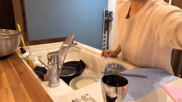 秋定麻紀子のインスタグラム：「洗い物はキッチングローブで洗ってます。 大きくて若干使いにくいけど色々手間を考えるとラクです。 #キッチン #皿洗い #シリコン手袋 #キッチングローブ」