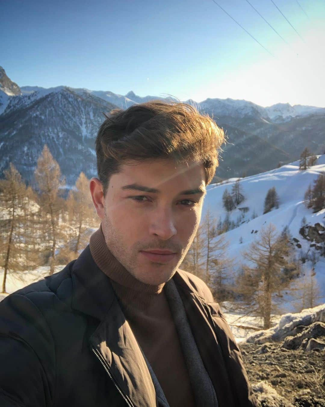 フランシスコ･ラチョースキーさんのインスタグラム写真 - (フランシスコ･ラチョースキーInstagram)「When you at the alps but can’t hit the slopes 😢🤪 #workhard #playlater」2月8日 0時56分 - chico_lachowski