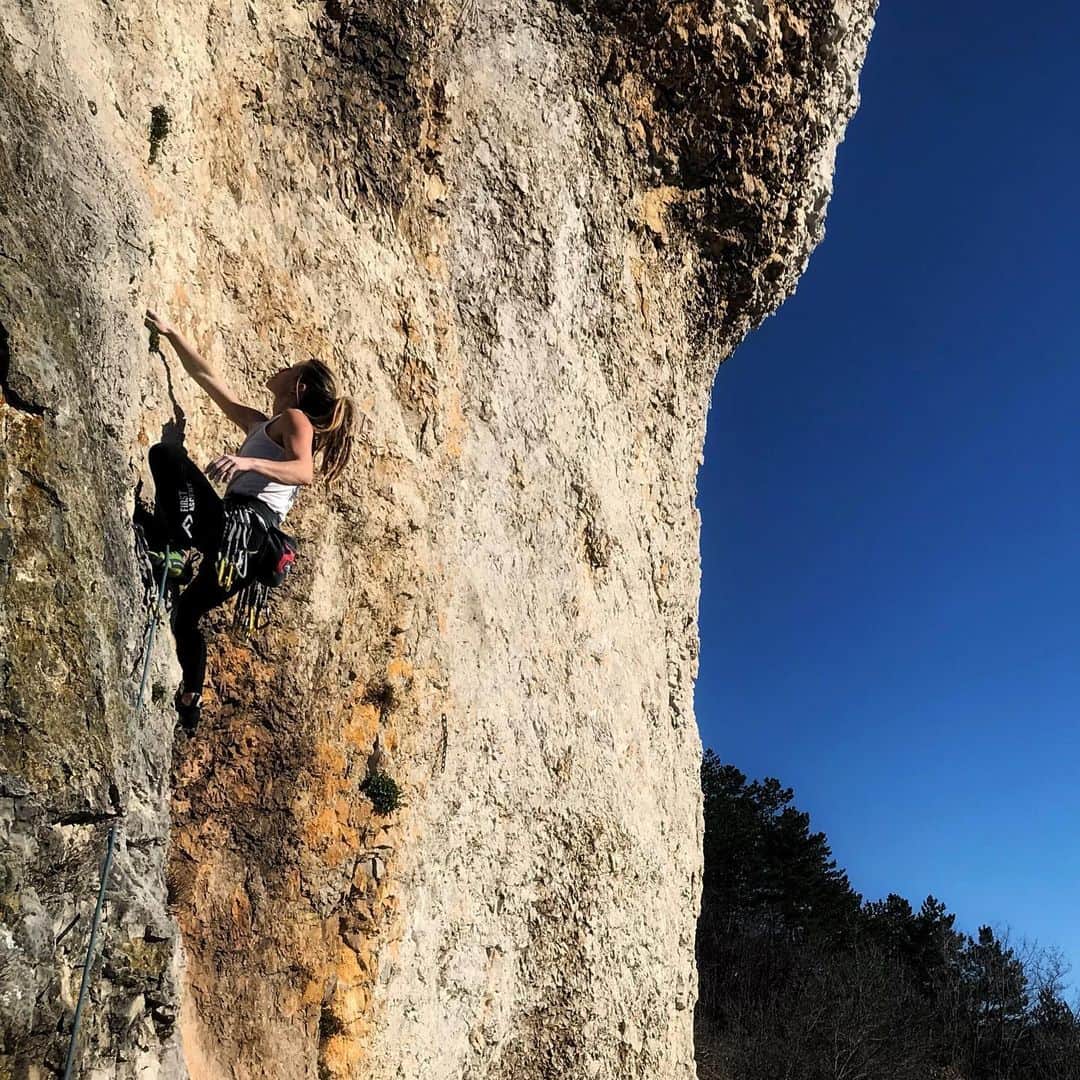 マヤ・ヴィドマーさんのインスタグラム写真 - (マヤ・ヴィドマーInstagram)「Pure joy☀️ . #climbing #rockclimbing #sunnywinter #climbing_pictures_of_instagram #fouši😝 . @scarpaspa @fa_climb」2月8日 1時04分 - maja.stremfelj