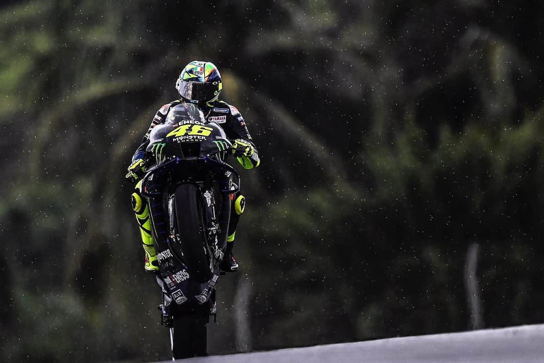 バレンティーノ・ロッシさんのインスタグラム写真 - (バレンティーノ・ロッシInstagram)「Sepang circuit,Malaysia  MotoGp test,day1 Wheeling in the rain 📸 @gigisoldano @falex79」2月8日 1時04分 - valeyellow46