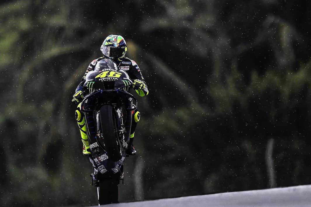 バレンティーノ・ロッシのインスタグラム：「Sepang circuit,Malaysia  MotoGp test,day1 Wheeling in the rain 📸 @gigisoldano @falex79」