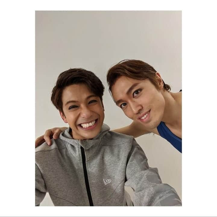 森崎ウィンのインスタグラム：「#wss2 本日、日付変わったから昨日ですな。 #ウィントニー は5日目。無事終了致しました。 お越し頂いた皆々様、本当に ありがとうございました。金曜日夜に 皆々様に最高のエンターテインメントを お届け出来てたらいいな。 やばい。公演数が増えれば増えるほど、僕の 見えなかった事が、たくさん見えてくる。 あああああ。もっともっと良くしたい。 まだまだ行ける。みんなで一つになって 皆々様の元へ、届けられるよう、日々精進して参ります。 とりあえず、1回トニーから離れ、日本からも 離れ…ミャンマー行って来ます(^o^) #森崎ウィン #winmorisaki 今日はこの方。 #あきさん #アクション うふふ #トニー」