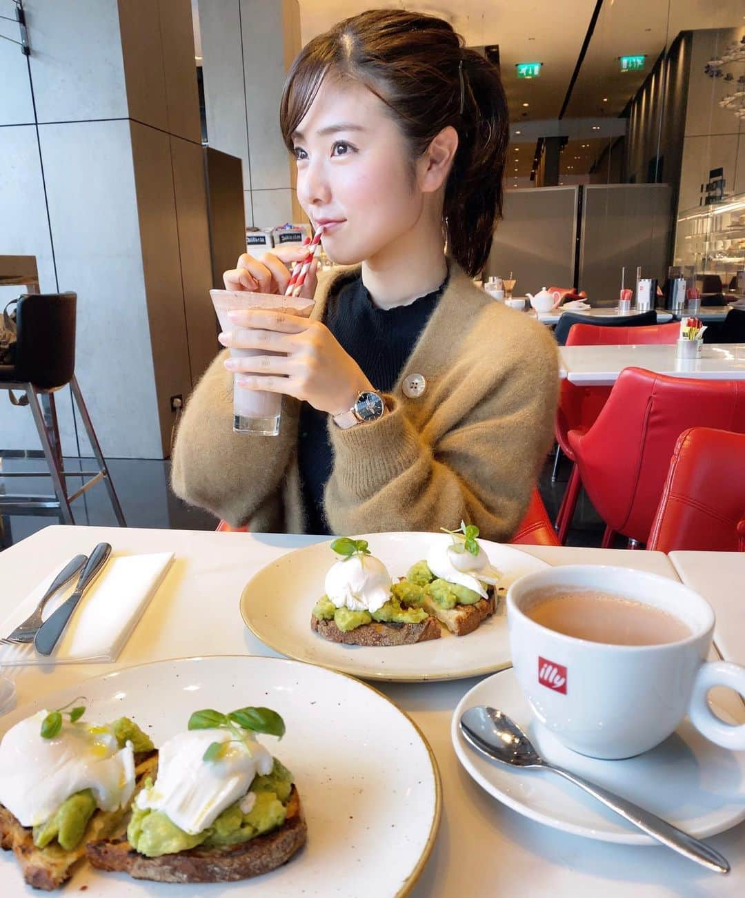 逢月あかりさんのインスタグラム写真 - (逢月あかりInstagram)「iliyで朝食🥐🍴 . . 寒いけどアイスカフェモカ🍨☺️ . . . 時計はおニューの4Bwatchesさんのもの⌚️✨ 蜂の柄がオシャレで可愛い⭐️🐝 . . 10%off coupon【akari.ouzuki】 . @4bwatches_japan . #4bwatches#腕時計 #時計  #pr#coupon#fashion #cafe#breakfast #bee #watch #🐝#illy #BLACKBYBLUEBRAVE#cordinate」2月8日 0時59分 - akari.ouzuki