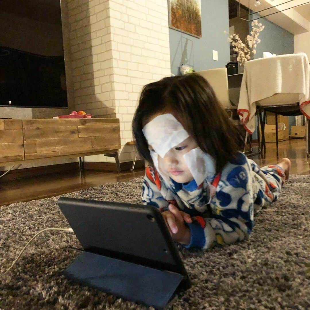 秋定麻紀子のインスタグラム：「あらあら。 どんな3歳よ（笑） オラフのパジャマが着たかったらしいが残念ながら洗濯中。 ミッキーのパジャマを出したらものすんごい嫌な顔をしてました（笑） 後ろに開封前の段ボール溜まっているのは気にしないで。 #美意識 #目覚めたのかな #3歳女の子」