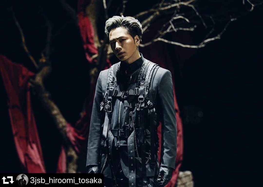TANYのインスタグラム：「photoshoot.  HIROOMI TOSAKA 「OVERDOSE」のビジュアル撮影させてもらいました。  背景の黒さ、奥行き感が何とも神秘的な現場でした。  いつもありがと！  #年末のですが #三代目jsoulbrothers  #登坂広臣 #overdose #photoshoot」