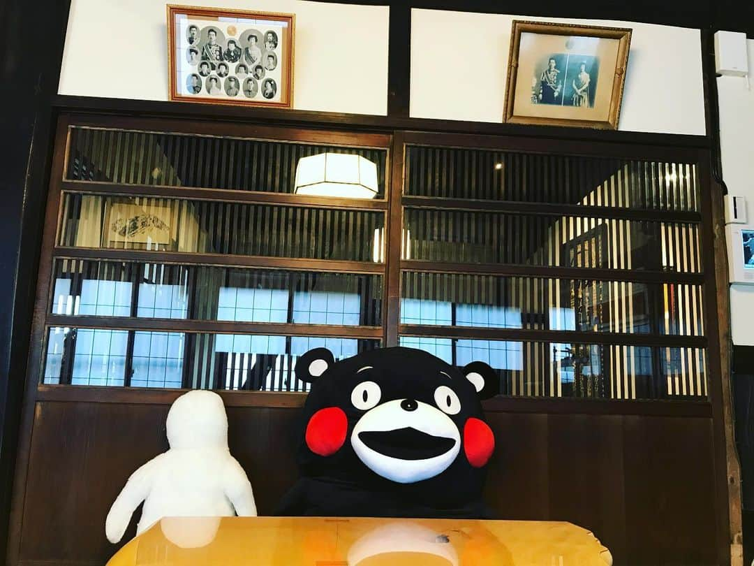 野口健さんのインスタグラム写真 - (野口健Instagram)「先日、久々に山梨の我が家で過ごしましたが、ここが一番落ち着くな〜。古民家の冬は寒いですけれどね(^^) でも、今年は今のところ暖冬で、まだ大丈夫です。超してきたのは３年前の冬。あの時はかなり寒い冬で、まだ窓も二重にしていなかったから、寒過ぎて部屋の中にテントを張って寝袋で寝ていました。「これじゃ、ヒマラヤのベースキャンプと変わらない！」っていいながら。ただ、春の訪れが身に染みて嬉しかった！春になると庭の桜がまた美しくて。春よ来いこい！  #野口健#古民家 #古民家生活#野口健古民家生活#大月市　#くまモン #くまモン公式twitterより#大月市真木」2月8日 1時09分 - noguchiken8848