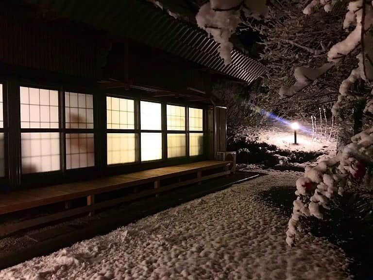 野口健さんのインスタグラム写真 - (野口健Instagram)「先日、久々に山梨の我が家で過ごしましたが、ここが一番落ち着くな〜。古民家の冬は寒いですけれどね(^^) でも、今年は今のところ暖冬で、まだ大丈夫です。超してきたのは３年前の冬。あの時はかなり寒い冬で、まだ窓も二重にしていなかったから、寒過ぎて部屋の中にテントを張って寝袋で寝ていました。「これじゃ、ヒマラヤのベースキャンプと変わらない！」っていいながら。ただ、春の訪れが身に染みて嬉しかった！春になると庭の桜がまた美しくて。春よ来いこい！  #野口健#古民家 #古民家生活#野口健古民家生活#大月市　#くまモン #くまモン公式twitterより#大月市真木」2月8日 1時09分 - noguchiken8848