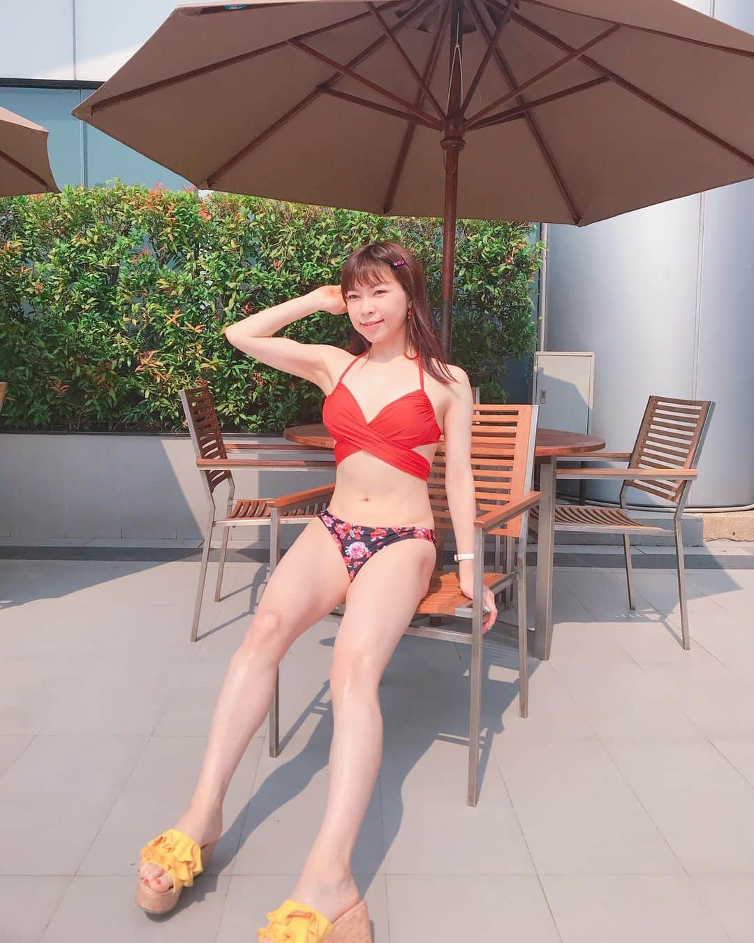 DJ MIYAさんのインスタグラム写真 - (DJ MIYAInstagram)「いえーい❤️水着specialだよん💗❤️ . . 筋肉を、poolsideで休めてるところ笑笑 . この写真は、2020年1月20日くらいの時のBangkokの旅の写真でーきゅ💗💗 . .  バンコクに行ってきましたぁ♪「パトゥムワン プリンセス」（５star💫Pathumwan Princess Hotel)ホテルへ滞在★  連日の、35℃の気温には驚いたけど、暑いの好き💦💗 . .  8Fにあるpoolにも何度も行ったよーぉ💗(^ ^) . pool sideでもかなり寛げました💗 . If you look for accommodation to trip to Bangkok Thailand ,extremely recommend to reserve this Hotel. Pathumwan Princess Hotel is a vast ammount facility and activity and restaurant even more Shopping mall minutes away from room of Hotel,its fantastic place in Siam district. .  @pprincesshotel  サイアムエリアの中心に位置するこのホテル。 最高の立地です。💗 巨大なMBKショッピングセンター（マーブンクロンショッピングセンター）に直結していて食事や、買い物してすぐに部屋戻れるのも嬉しい♪💗❤️ . . . .  Pathumwan Princess Hotel, Bangkok  444 MBK Center, 9th Floor, Phayathai Road, Wangmai, Pathumwan, Bangkok 10330 THAILAND . . .  #バンコク　#バンコクホテル　#タイ旅行 #バンコク旅行　#タビジョ　#旅好き女子　#バンコク女子旅　#バンコクホテル #MBKCenter　#ラグジュアリーホテル　#観光PR #旅インスタグラマー　#東南アジア #海外旅行　#トラベラー　#旅好き　#サイアム　#サイアムパラゴン　#女子旅 #南国リゾート　#今日のコーデ　#インスタグラマー　#インフルエンサー #たびすたぐらむ  #旅したくなるフォト #マイトリップmiya #旅スタグラム✈️ #旅行コーデ #旅スタグラム」2月8日 1時11分 - dj_miya