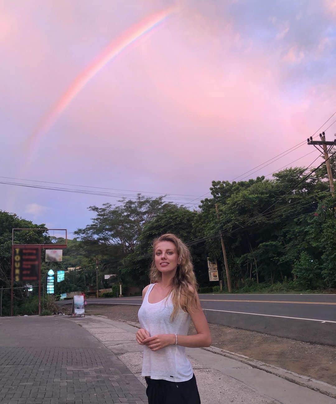 バール・パリーさんのインスタグラム写真 - (バール・パリーInstagram)「🌈☁️ Try to be a #rainbow in someone’s cloud.」2月8日 6時43分 - barpaly