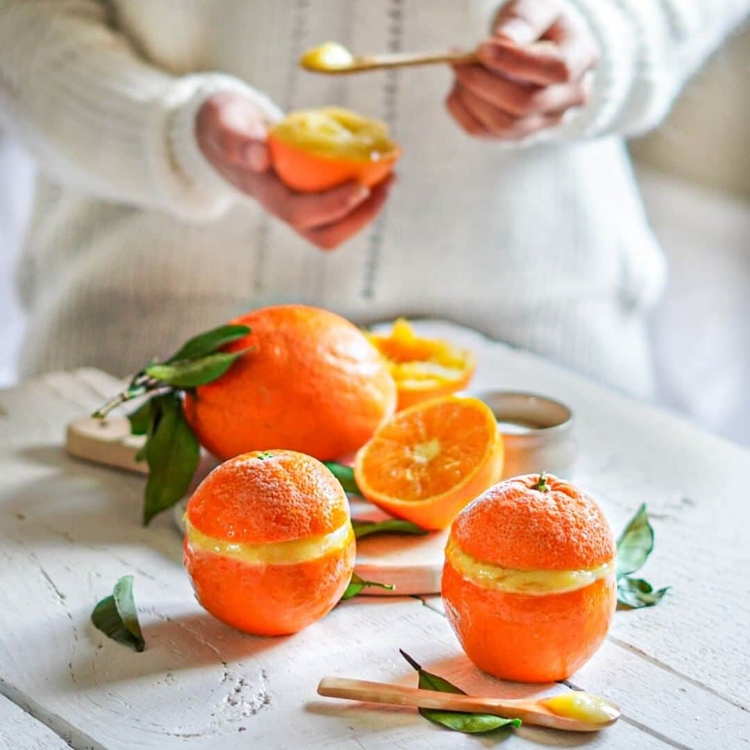 Carrefour Franceさんのインスタグラム写真 - (Carrefour FranceInstagram)「Un dîner de prévu ? Pas le temps de préparer le déssert ? On a testé les oranges givrées en 20 minutes top chrono ( et sans sorbetière) ! ⏱ On vous laisse la recette ici 👇  Recette d'oranges givrées (sans sorbetière) Ingrédients 4 oranges bio 3 c.a.s de sucre 200 g de yaourt brassé (nature ou vanille) 1 blanc d’œuf  Étapes Lavez et découpez un chapeau sur chacune des oranges.  Évidez-les ensuite à l'aide d'une cuillère à soupe. Placez les ensuite au congélateur. Mixez la pulpe d'orange récoltée pendant 1 minute. Ajoutez-y ensuite le sucre, le yaourt et mélangez. Battre le blanc d’œuf en neige et l'ajouter à la préparation. Placez cette préparation au congélateur pour au minimum 3 heures (si possible en mélangeant une à deux fois entre temps). Lorsque la préparation à bien prise, remplissez vos oranges et vos chapeaux et refermez. Placez à nouveau au congélateur. Vos orangées givrées n'attendent plus qu'a être dégustées ! Petit conseil : coupez légèrement votre orange afin de lui créer un fond plat et donc de pouvoir la faire tenir debout facilement.  #orange #dessert #diner #soirée」2月8日 1時30分 - carrefourfrance