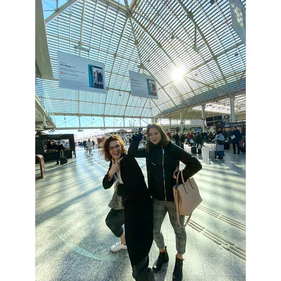 マチルド・グロさんのインスタグラム写真 - (マチルド・グロInstagram)「Quand ta meilleure pote débarque à Paris et t’accompagne à la gare ... 😄🤪 Sans oublié ma @laura_roche_ ❤️ • • • #bestfriend #love #somuchlove #seeyousoon 📸: @rayan_helal」2月8日 1時24分 - gros_mathilde