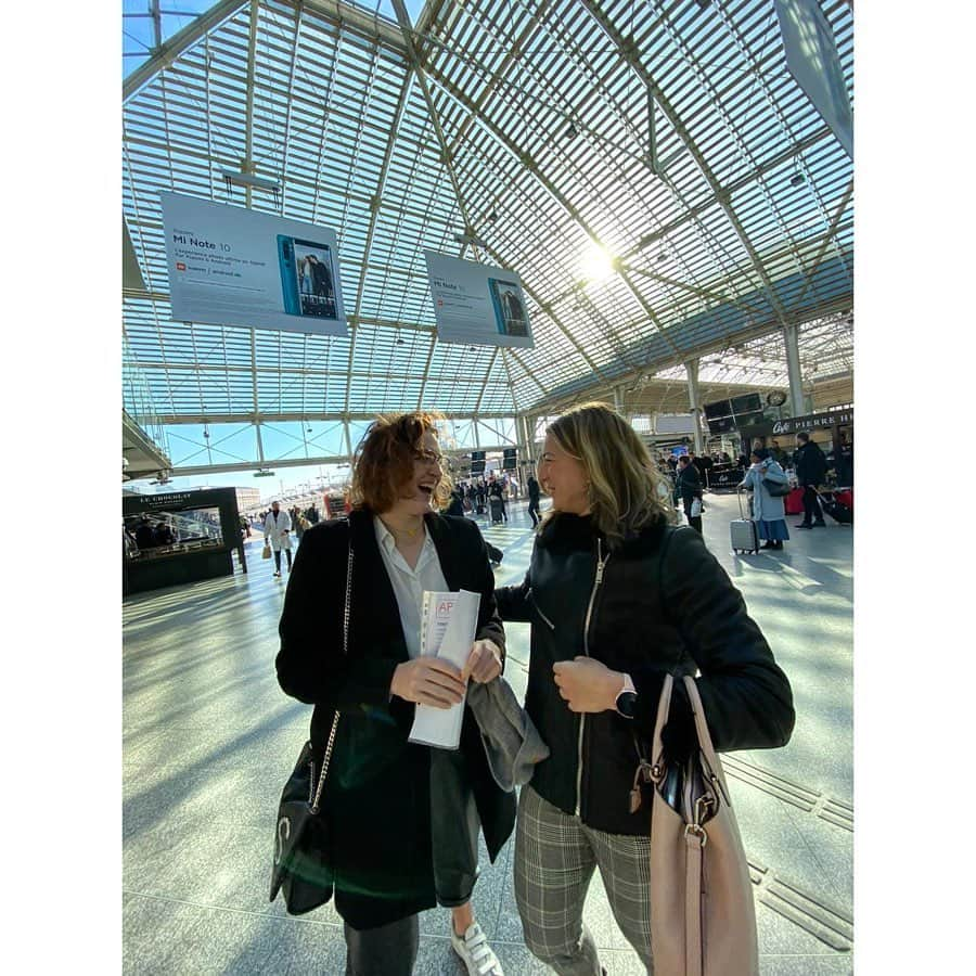 マチルド・グロさんのインスタグラム写真 - (マチルド・グロInstagram)「Quand ta meilleure pote débarque à Paris et t’accompagne à la gare ... 😄🤪 Sans oublié ma @laura_roche_ ❤️ • • • #bestfriend #love #somuchlove #seeyousoon 📸: @rayan_helal」2月8日 1時24分 - gros_mathilde