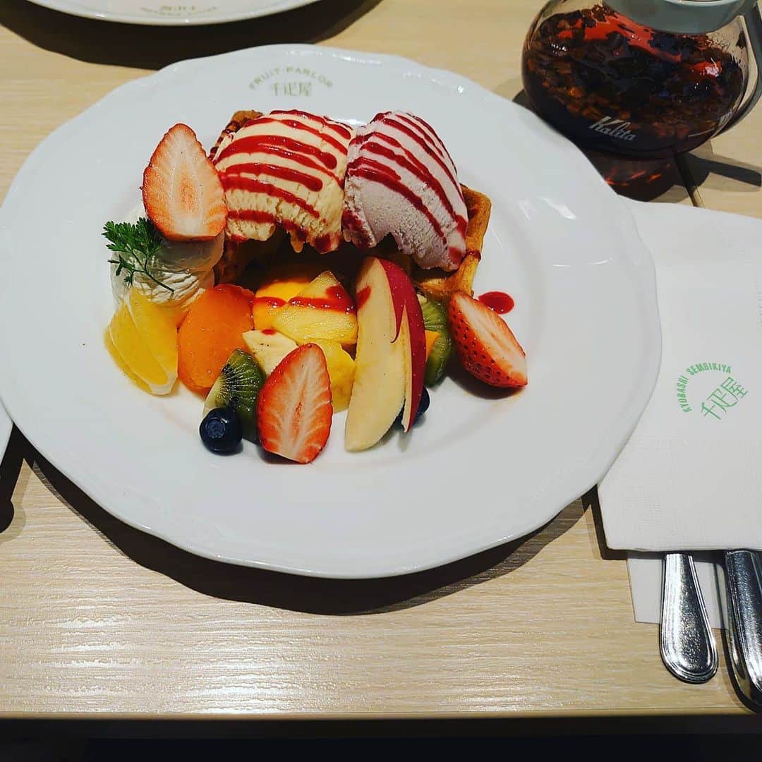 吉岡奈々子さんのインスタグラム写真 - (吉岡奈々子Instagram)「いつかの・・・ #フラワーティー #フルーツワッフル #フルーツ沢山 #安定の美味しさ #千疋屋カフェ」2月8日 1時32分 - nanakoyoshioka