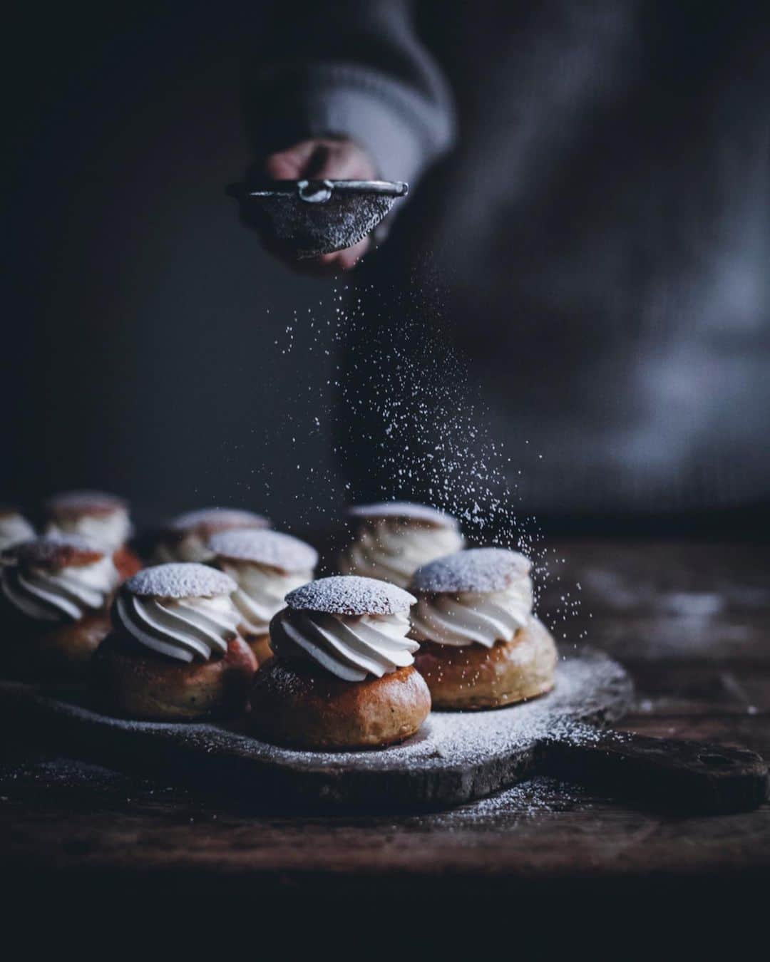 Linda Lomelinoのインスタグラム：「Hi! It’s been quite some time 😅I’m back with a new blogpost AND a recipe video on Youtube! Whaat! I don’t even know how that happened. It’s an updated recipe for a Swedish classic, the semla! You can find the link to the recipe in my profile or callmecupcake.se, and also please look at the third photo of Mozart 😂♥️」