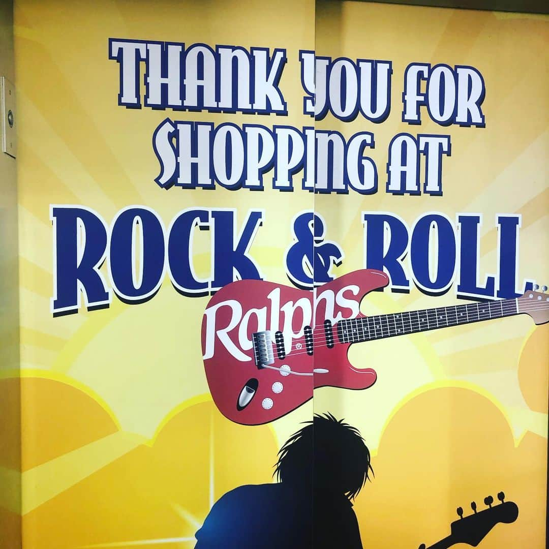 シーマス・デヴァーさんのインスタグラム写真 - (シーマス・デヴァーInstagram)「There’s a grocery chain called Ralph’s here in Los Angeles which has a rather large store on Sunset Boulevard. When you move to Hollywood, everyone will point to it and say “That’s Rock & Roll Ralph’s.” When pressed for an origin to this moniker, you will be met with a shrug. Literally, no one knows.」2月8日 1時47分 - seamuspatrickdever