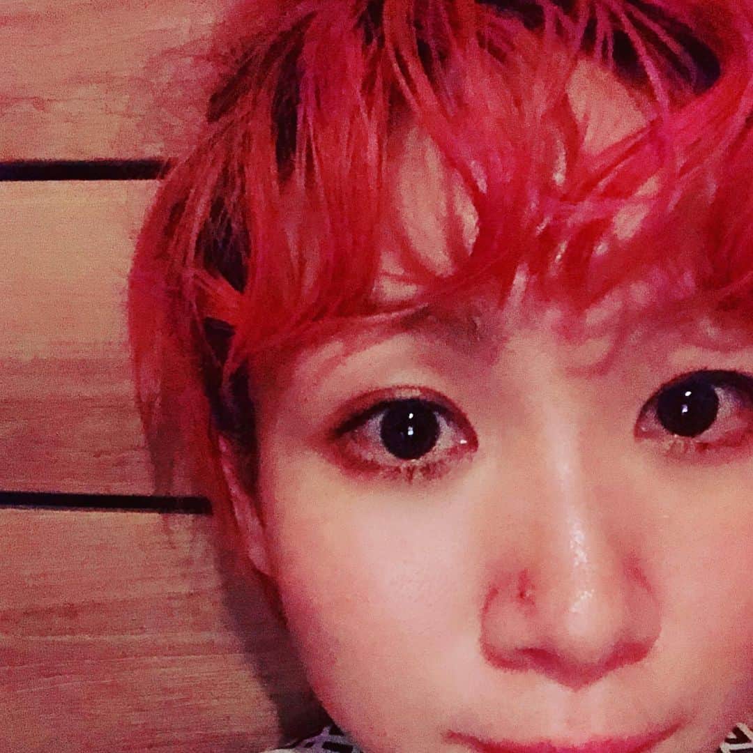 SAKIのインスタグラム：「前髪のくるんくるん🌀🤔✨🙋‍♀️ #pinkhair #redhair #pinklove #pink #hairstyle #japanesegirl #haircolor」