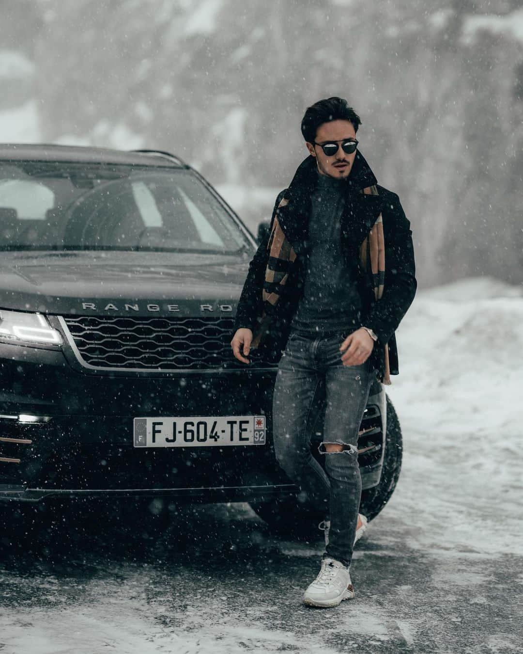 Enzo Cariniさんのインスタグラム写真 - (Enzo CariniInstagram)「Everybody loves a snow day 🐺🖤 With @landroverfrance #velar #rangerover」2月8日 1時59分 - enzo_carini