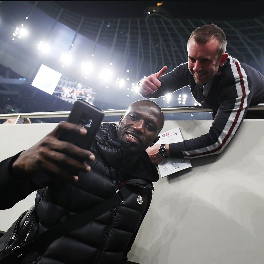 トッテナム・ホットスパーFCさんのインスタグラム写真 - (トッテナム・ホットスパーFCInstagram)「Selfies with Sissoko! 📸 #COYS #THFC」2月8日 2時03分 - spursofficial