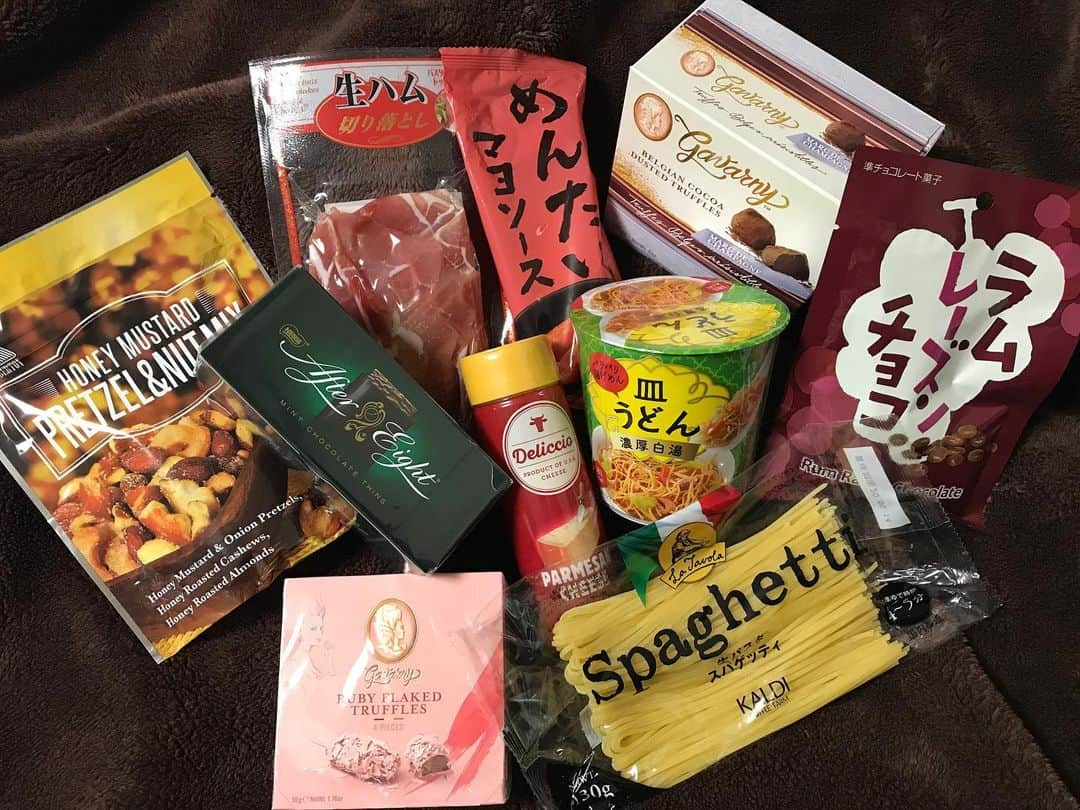 紫苑みやびさんのインスタグラム写真 - (紫苑みやびInstagram)「カルディでお買い物〜♪ バレンタインデー前でチョコが店頭に沢山出てました。 彼氏ちゃんにはミントチョコを自分用にはシャンパントリュフ他を買いました。 このミントチョコかなりミントが強烈なのです。私は超苦手なのだけど、ミントチョコ好きな彼氏ちゃんはお気に入りなんだよね。 . めんたいマヨネーズとカップ皿うどんは初めて購入。めんたいマヨはきゅうりのディップにも良さそう\( ˆoˆ )/ . #kaldi #kaldicoffeefarm #カルディ購入品 #カルディ好きな人と繋がりたい #お買い物」2月8日 2時11分 - shion_miyabi