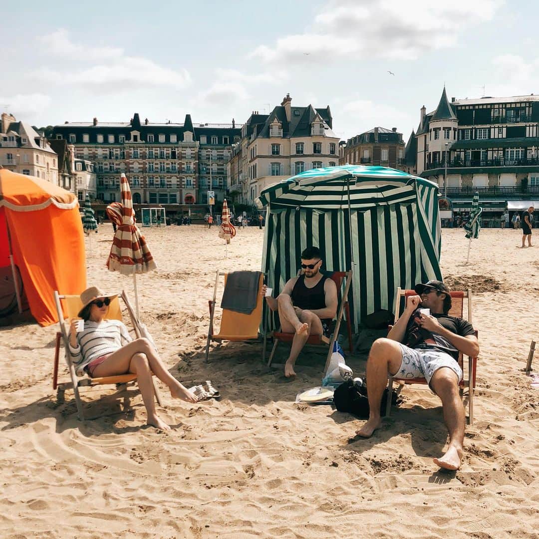 ケイト・ボイージェルのインスタグラム：「one of the things I appreciate the most about hang time with close friends is that it always makes the minutes irrelevant. for me, the best friends are the ones I can slow down and enjoy doing absolutely nothing with. especially when absolutely nothing includes crushing a bottle of rosé on a beach in France 🥂  by now a lot of you guys probably know my good friend @jeffreyjamesofficial, and today he released a song we recently wrote together about slowing down and taking our time - I’m super proud of it, he’s crazy talented and I can’t wait for you guys to hear “Slow Right Down” - swipe for a preview and then go stream it all weekend! 🎶」