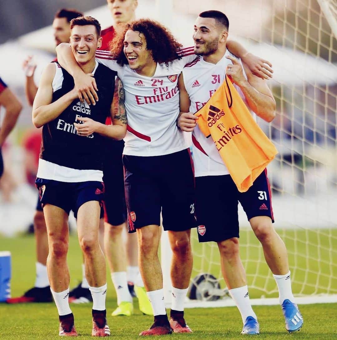 メスト・エジルのインスタグラム：「My team. 💥 My boys. ☀🇦🇪 #M1Ö #YaGunnersYa #Dubai」