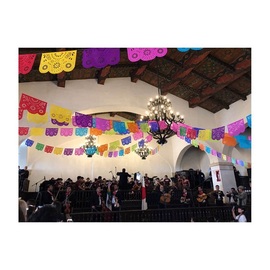 宇田恵菜さんのインスタグラム写真 - (宇田恵菜Instagram)「Port of Call at Ensenada Mexico!x 今回の訪問地であるメキシコ！ 日本から船で2週間ようやく到着しました😆✨ 初のメキシコ！私の大好きな食べ物ランキング1位のタコスの本場メキシコ！ 楽しみがたくさんです🇲🇽✨ とりあえず到着して、メキシコ政府の大歓迎を受け、自由時間50分で街ブラして、一人ふらっと外でご飯食べてるおじさんのご飯覗いてたら、食べる？て言われて、つたないスペイン語で話しかけて、お昼ご馳走になって、三年かけて世界一周ヨットで愛犬としてるお話聞けて、やぱ限られた時間でも興味持って行動してると、なんかしらの出会いとか楽しみはあるな！と思った初日の午前中！ そして、エンセナーダはマルガリータ発祥の地なんやけども、マンゴーマルガリータが美味しすぎて😭😭😭チリパウダーとスパイスとお塩がなんもアクセントで最高にうまうまカクテルでした💓 #mexico #ensenada #内閣府　#世界青年の船　#SWY32 #actress life #エンセナーダ　#メキシコ旅行 　#女優　#愛媛出身　＃愛媛県松山市　#にっぽん丸　#クルージング」2月8日 2時22分 - ena2727