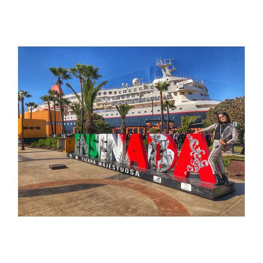のインスタグラム：「Port of Call at Ensenada Mexico!x 今回の訪問地であるメキシコ！ 日本から船で2週間ようやく到着しました😆✨ 初のメキシコ！私の大好きな食べ物ランキング1位のタコスの本場メキシコ！ 楽しみがたくさんです🇲🇽✨ とりあえず到着して、メキシコ政府の大歓迎を受け、自由時間50分で街ブラして、一人ふらっと外でご飯食べてるおじさんのご飯覗いてたら、食べる？て言われて、つたないスペイン語で話しかけて、お昼ご馳走になって、三年かけて世界一周ヨットで愛犬としてるお話聞けて、やぱ限られた時間でも興味持って行動してると、なんかしらの出会いとか楽しみはあるな！と思った初日の午前中！ そして、エンセナーダはマルガリータ発祥の地なんやけども、マンゴーマルガリータが美味しすぎて😭😭😭チリパウダーとスパイスとお塩がなんもアクセントで最高にうまうまカクテルでした💓 #mexico #ensenada #内閣府　#世界青年の船　#SWY32 #actress life #エンセナーダ　#メキシコ旅行 　#女優　#愛媛出身　＃愛媛県松山市　#にっぽん丸　#クルージング」
