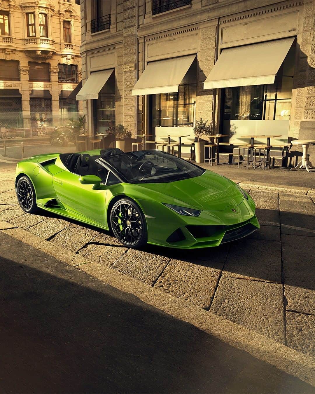 ランボルギーニのインスタグラム：「Lamborghini creates history again. Huracán EVO Spyder earns us the title of @robbreport’s Car of The Year 2020. The fourth consecutive win makes us immensely proud and motivated to continue delivering excellence.  #Lamborghini #HuracanEVOSpyder #EveryDayAmplified」