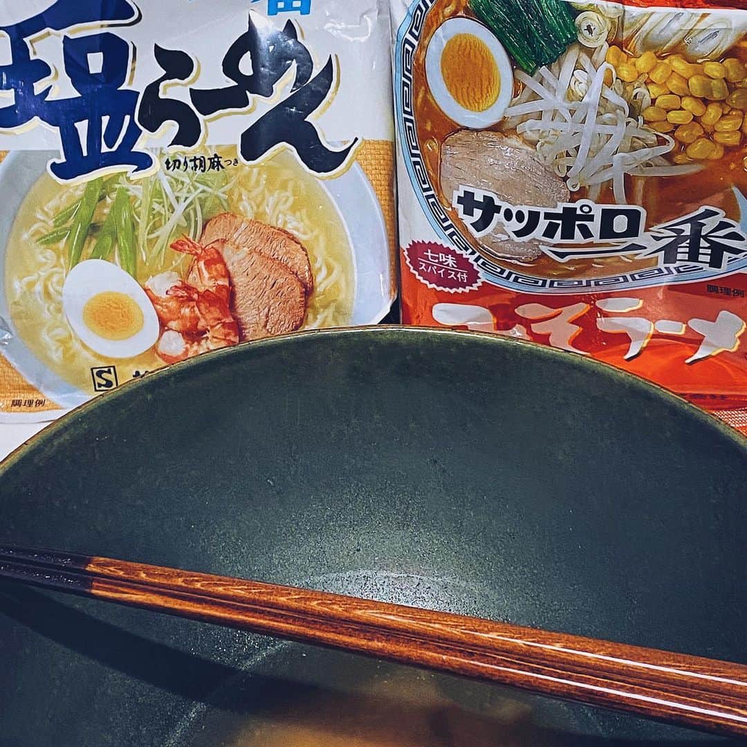 津田大介のインスタグラム：「『パラサイト』で見て「チャパグリ」が気になったものの、近くに韓国食材屋がないため、サッポロ一番のみそと塩を完全ハーフ＆ハーフで混ぜて作ったところ、とても茫漠とした味のラーメンができあがって脳が混乱した。こんなはずでは……。」
