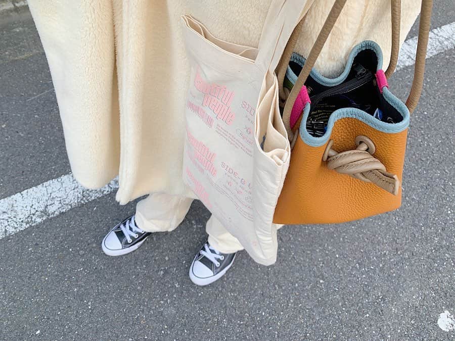 のインスタグラム：「ㅤㅤㅤ 急に寒くて身体がびっくりしてる🥶 皆さんご無事ですか？凍ってない？ 私には珍しい組み合わせのコーデ🥼 beautiful peopleの展示会で頂いた ノベルティのエコバッグが可愛い！ 今年の春夏も可愛すぎるお洋服達が たくさん出るから楽しみだなぁ💐🐖 #coordinate#ootd#fashion#friday」