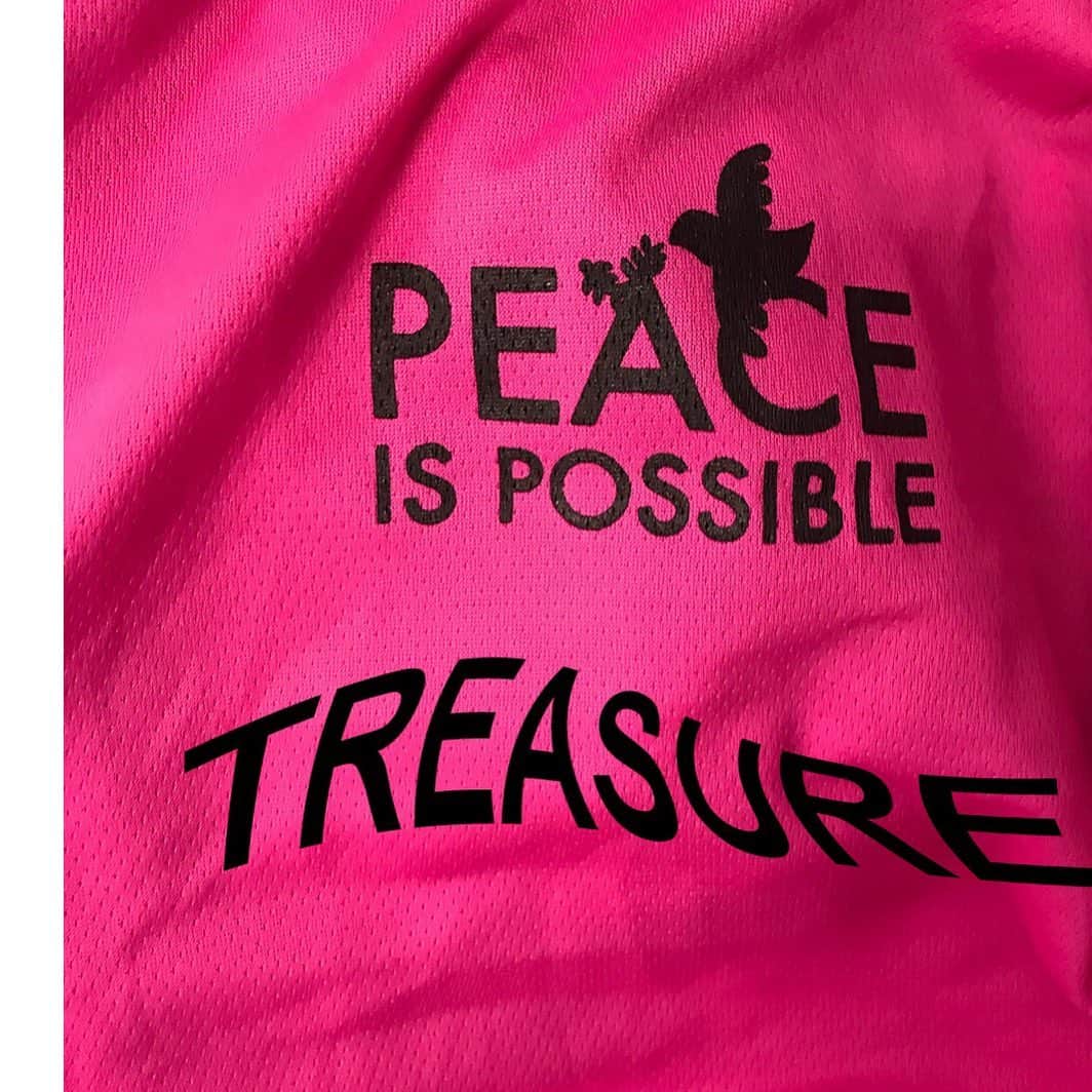 アンドレアクルーズのインスタグラム：「PEACE IS POSSIBLE, yes that’s true. You can spend your whole life to think that the futur must be dark but it’s not. It’s your choice to think how the futur would be, peace is possible because it’s up to you to choose the good way to act, consume and live 🌟👛 #baudesigncollegeofbarcelona bau_bcn #workshop #upcycling #fashion #reuseclothes #stopwasting #futurisnow #uniquepieces #rare #buydifferently #renewtheessential #notjustaproduct #notafashionvictim #beamaker #notaconsumer #iamandreacrews」