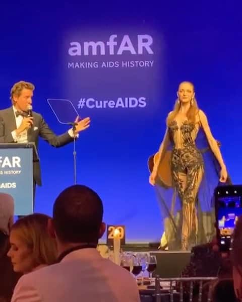 ヴラダ・ロスリャコヴァのインスタグラム：「Presented the lot from my dear friends @yaninacouture for @amfar on stage with @gilkesa Thank you generous bidders for supporting this cause. You will feel loved, inspired and taken care of in the presence of talented, generous and empathetic designer @yanina.yulia and her daughter @dashayanina 💕💕💕💕 #cureAids」