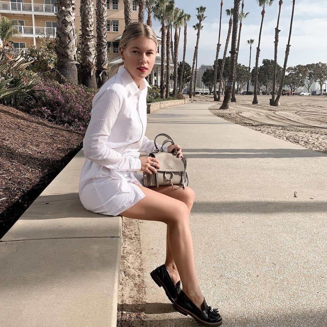 Chrissy Blairのインスタグラム：「Friday workdays 🤩 wearing @revolve #revolve」