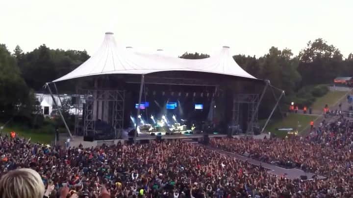 フー・ファイターズのインスタグラム：「‪Berlin - this was fun! Wanna do it again??? Think about it over the weekend and let us know.‬ . Vid by matze2371‬」