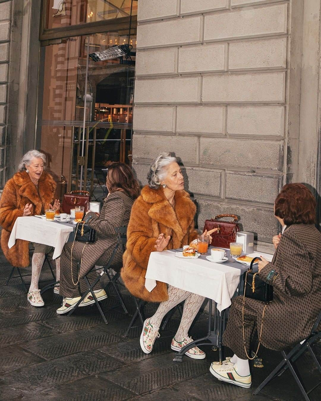 グッチさんのインスタグラム写真 - (グッチInstagram)「Wearing similar outfits—and the #GucciTennis1977 sneaker—groups of lookalikes are pictured in spontaneous moments for #AccidentalInfluencer. Discover more through link in bio. #AlessandroMichele @alessandro_michele」2月8日 5時00分 - gucci