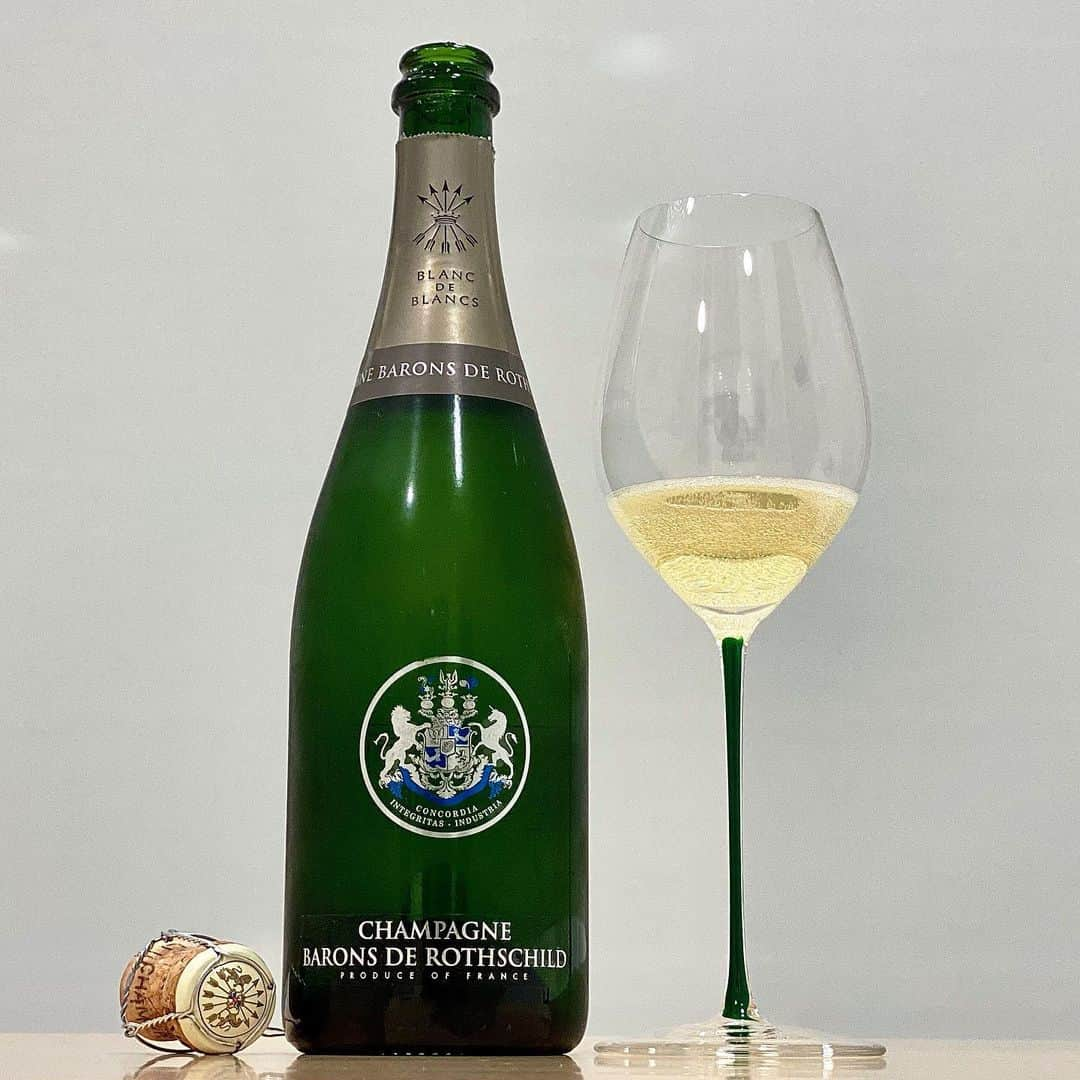 エンリケ・ソラ・クレメンテさんのインスタグラム写真 - (エンリケ・ソラ・クレメンテInstagram)「Tonight's champagne is Champagne Barons de Rothschild Blanc de Blancs. A nice gift from my dear friend Almudena Alberca! Thanks a lot! @almudenaalberca . This cuvée is made from some of the Grand Cru of the Côte des Blancs: Avize, Cramant, Le Mesnil-sur-Oger and Oger. Reserve wines are used for a minimum of 40% of the blend. All the purity of the Chardonnay is reflected in this excellent champagne. Tasted in Riedel Fatto A Mano Champagne Wine Glass. Happy weekend winelovers! ————————— El champagne de esta noche es Champagne Barons de Rothschild Blanc de Blancs. Un bonito detalle de mi querida amiga Almudena Alberca! Gracias! Esta cuvée se obtiene de algunos de los Grand Cru de la Côte des Blancs: Avize, Cramant, Le Mesnil-sur-Oger y Oger. Un mínimo del 40% de la mezcla son vinos de reserva. Toda la pureza de la Chardonnay se refleja en este excelente champagne. Degustado en Riedel Fatto A Mano Champagne Wine Glass. Feliz fin de semana winelovers! • • • • • #vino #vin #vinho #вино #ワイン #紅酒 #wein #champagne #winelover #wineinfluencer #winetime #food #winecellar #wineporn #instawine #winetasting #sommelier #foodandwine #champagnelover #baronsderothschild #blancdeblancs #baronderothschildchampagne #riedel」2月8日 4時56分 - kike_sola