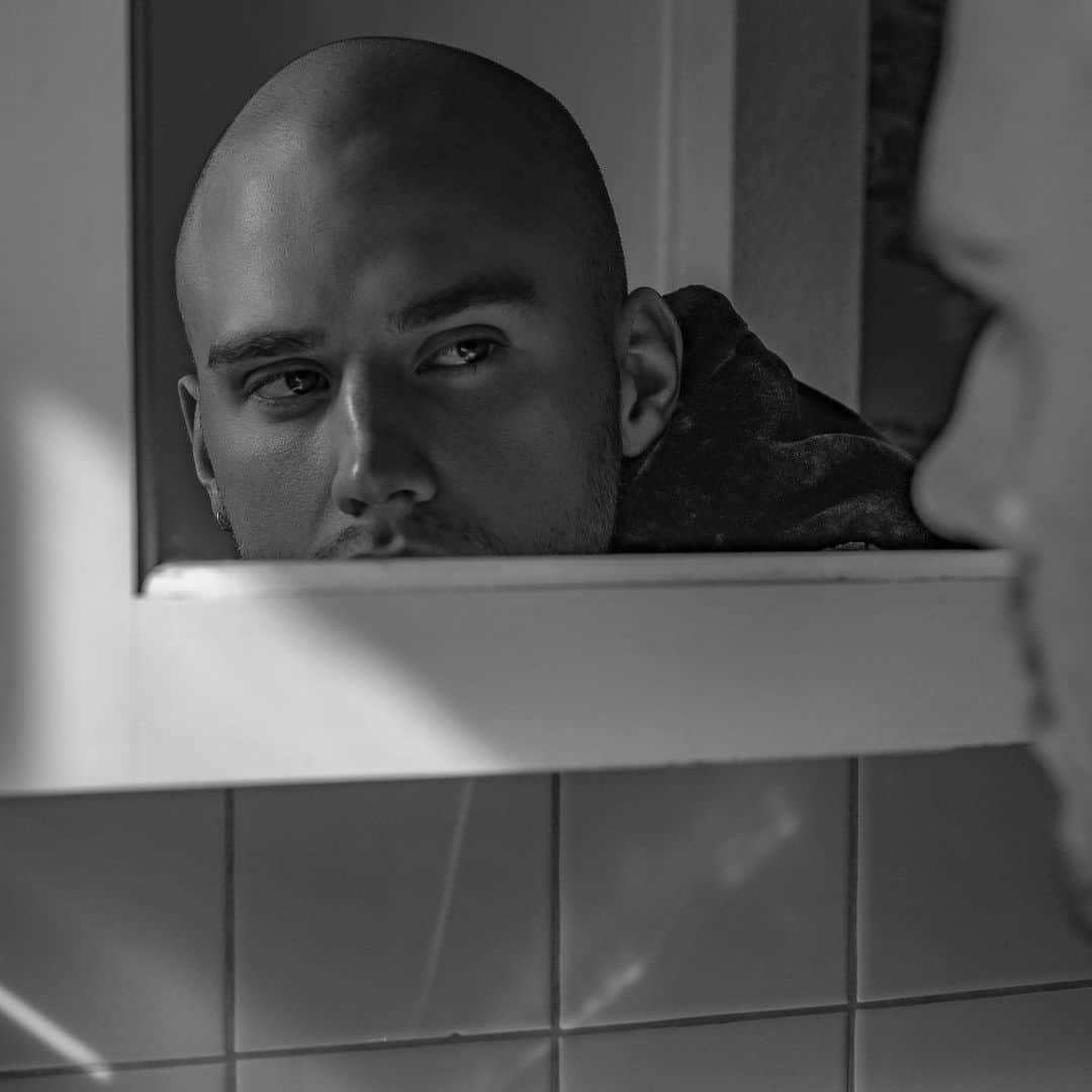 ブランドン・シェイアのインスタグラム：「Who is that girl I see, staring straight back at me? When will my reflection show who I am inside? 📸 @cazrellim」
