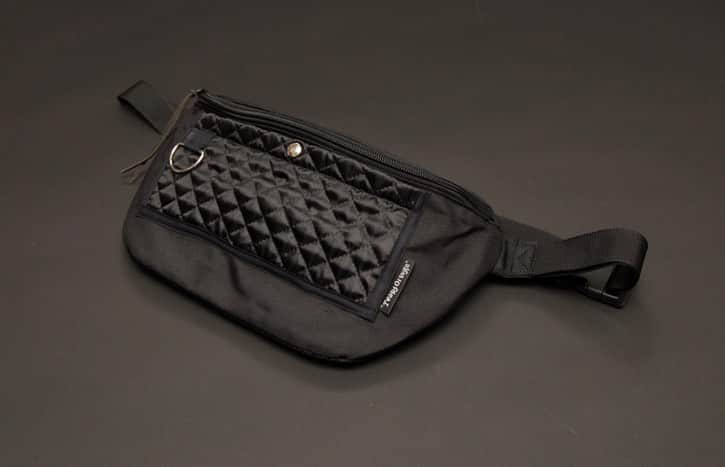 のインスタグラム：「TEARS OF SWAN-QUILTING POCKET BODYBAGになります!! 本日からofficial webshopにてオーダー開始ですので 宜しくお願い致します(^^)👝💻 http://tears-of-swan.shop-pro.jp/?pid=148608994 (3月下旬販売開始)  @tears_of_swan  #tearsofswan #quilting  #bodybag #ボディバッグ」
