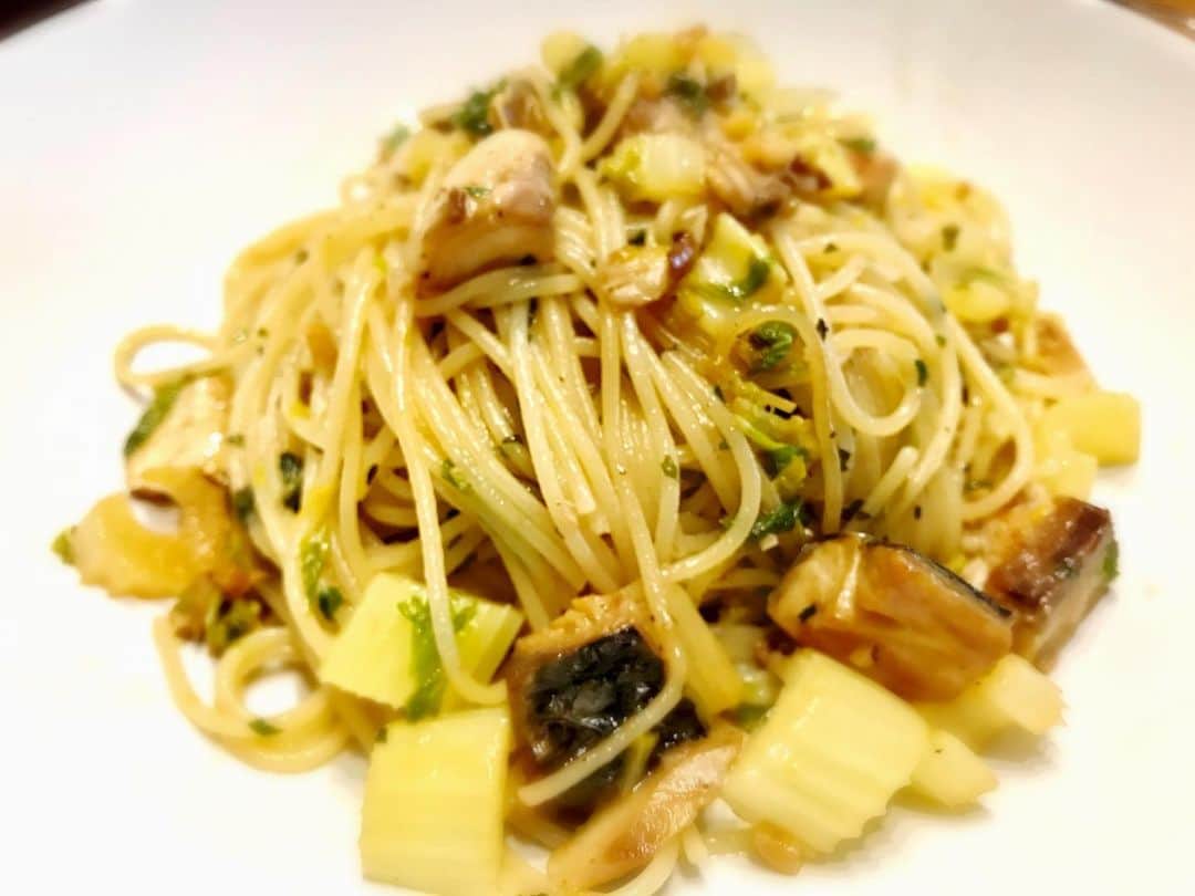 JIGEN のインスタグラム：「【サバとセロリのペペロンチーノ】 サバ缶も良いけど、生のサバから作るともっと美味い。タイムとシソの香りが心地良く、仕上げのギーで風味も抜群。美味くできました☆」