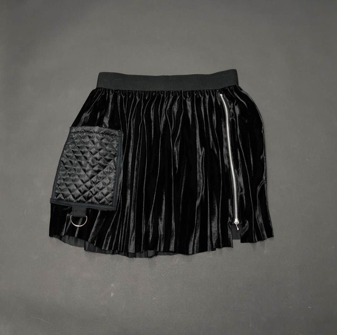 のインスタグラム：「TEARS OF SWAN-PLEATS WRAP SHORT SKIRTになります!! オーダー頂いているお客様、店頭入荷、順次発送です!! 引き続き、店頭、official webshopでもオーダー受付中ですので宜しくお願い致します(^^)👗💻 http://tears-of-swan.shop-pro.jp/?pid=148018634 (2月下旬販売開始)  @tears_of_swan  #tearsofswan  #tearsofswan_officialwedshop  #pleatsskirt  #wrapskirt  #skirt  #プリーツスカート  #ラップスカート  #スカート」