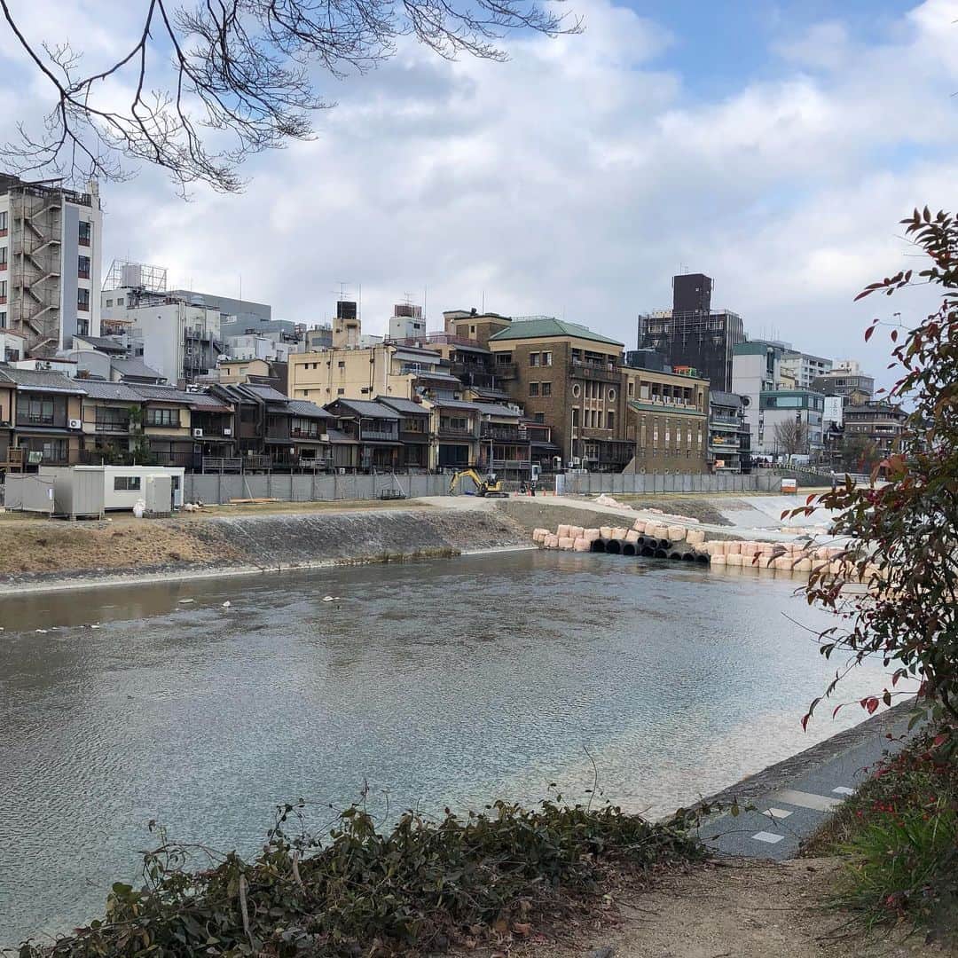 兵動大樹さんのインスタグラム写真 - (兵動大樹Instagram)「散歩途中に休憩中。 なんの工事してるんやろか？  #祇園花月の合間で #休憩してるのに #ちょっと小雨降ってきた。 #まわり晴れてるのに #なんでやねん」2月8日 14時47分 - daiki.hyodo