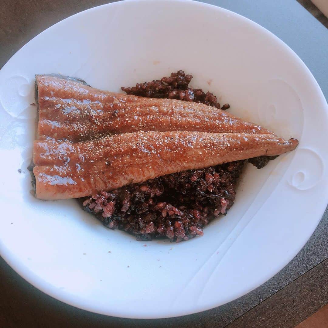のインスタグラム：「#ヘルシーランチ 🍽 #黒米赤米雑穀米のうな丼 冷凍のうなぎは一回洗って蒸します😉 #ヘルシー家ご飯 #美容アンチエイジング専門医  #黒田愛美」