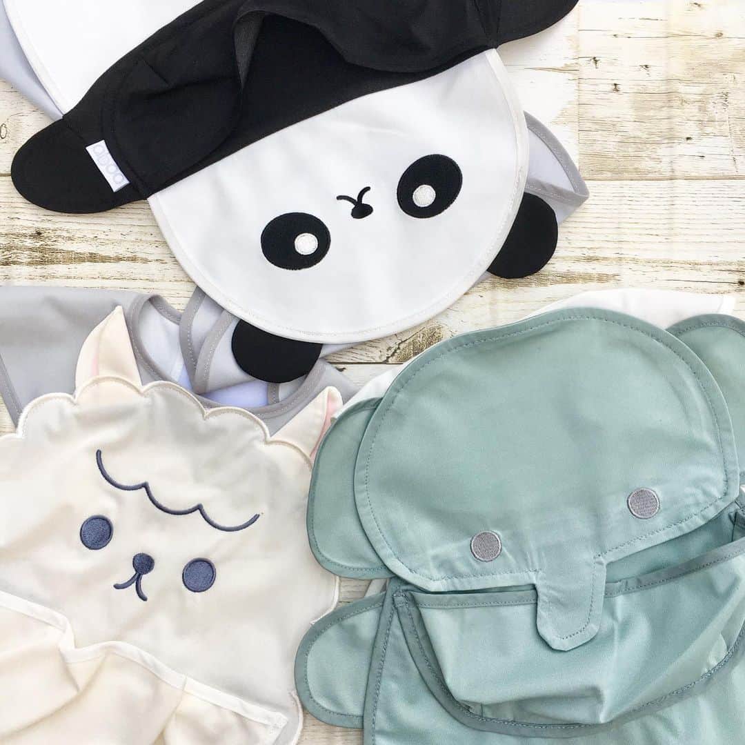 blossom39_officialのインスタグラム：「. 入荷以来大人気のabooお食事エプロンは、優しい表情の動物さんがいっぱい！  これまであまりなかったロング丈で、お洋服が汚れてしまうのをしっかり防ぎます。さらに食べこぼしキャッチのポケット付き♪  洗濯機で洗えて、お手入れがラクなのも嬉しいポイントです♡  エプロンをつけた姿がぬいぐるみみたいに可愛くて、思わずギュッと抱きしめたくなっちゃいそう♡  １点ずつお箱入りで、ギフトにもおすすめです。  #blossom39#ブロッサム39#aboo#アブー#お食事エプロン#ビブ#スタイ#よだれかけ#赤ちゃんのいる生活」
