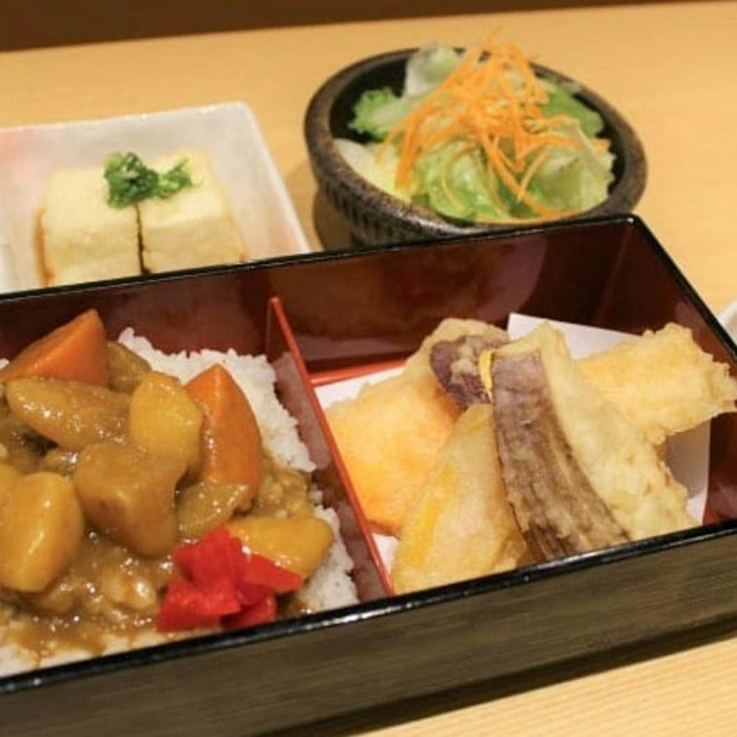 Japan Food Townさんのインスタグラム写真 - (Japan Food TownInstagram)「【New Lunch Bento Promotion at "Tempura Tsukiji Tenka" in Japan Food Town】  What do you prefer to enjoy the lunch during this weekend? You can enjoy varieties of special Bento as a Lunch Set at "Tempura Tsukiji Tenka" in Japan Food Town even if during weekends! Great to enjoy with your families, friends during weekend as affordable and YUMMY.  Lunch Bento Promotion is available weekdays, weekends during lunch time (11am to 3pm daily). You can find the Bento include your favourite main dish such as Chicken Katsu, Tendon, Chicken Teriyaki, Salmon, Unagi, Curry Rice packed into Bento Box as Promotion Set Menu!  Which Lunch Bento will you choose? Ask your families, friends to join and have a big smile with Lunch Bento Promotion at "Tempura Tsukiji Tenka". Japan Food Town is located at 435 Orchard Road, Wisma Atria Unit 04-39/54. Tempura Tsukiji Tenka is located at Wisma Atria #04-42 in Japan Food Town. 【Japan Food Town内の「天ぷら築地天香」の新しいランチ弁当プロモーション】  さあ、楽しい週末ですね！この週末のランチは何を召し上がりますか？  いろんな種類からお好みで選べる弁当セットをランチにいかがですか？ Japan Food Town内の「天ぷら築地天香」の新しいランチ弁当プロモーションは種類も豊富で週末でもご利用頂けますよ。 ご家族やご友人とのオーチャードでもお買い物の合間のランチにもピッタリです。  こちらのランチ弁当プロモーションは平日、週末を問わずにご提供中！（11AM〜3PMのご提供）  チキンカツ、天丼、チキン照り焼き、サーモン、うなぎ、カレー等メインの料理の種類もとっても豊富です。弁当セットになっていますのでボリュームも満足プロモーション価格でとてもリーズナブルにお召し上がり頂けます。  みなさんはこの週末はどのランチ弁当にしますか？ ご家族、ご友人の方々も誘って美味しくてリーズナブルなランチ弁当で笑顔の週末をお過ごしください！  Japan Food Townは435 Orchard Road, Wisma Atria Unit 04-39/54にあります。 天ぷら築地天香はJapan Food Town内、Wisma Atria #04-42にあります。  #tempura #tsukiji #tenka #japanfoodtown #japanesfood #eatoutsg #sgeat #foodloversg 　#sgfoodporn #sgfoodsteps #instafoodsg #japanesefoodsg #foodsg #orchard #sgfood 　#foodstagram #singapore #wismaatria #familylunch #weekendlunch #valentinesday #bento 　#bentobox #lunchpromotion」2月8日 15時08分 - japanfoodtown