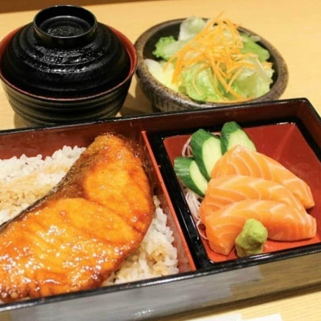 Japan Food Townさんのインスタグラム写真 - (Japan Food TownInstagram)「【New Lunch Bento Promotion at "Tempura Tsukiji Tenka" in Japan Food Town】  What do you prefer to enjoy the lunch during this weekend? You can enjoy varieties of special Bento as a Lunch Set at "Tempura Tsukiji Tenka" in Japan Food Town even if during weekends! Great to enjoy with your families, friends during weekend as affordable and YUMMY.  Lunch Bento Promotion is available weekdays, weekends during lunch time (11am to 3pm daily). You can find the Bento include your favourite main dish such as Chicken Katsu, Tendon, Chicken Teriyaki, Salmon, Unagi, Curry Rice packed into Bento Box as Promotion Set Menu!  Which Lunch Bento will you choose? Ask your families, friends to join and have a big smile with Lunch Bento Promotion at "Tempura Tsukiji Tenka". Japan Food Town is located at 435 Orchard Road, Wisma Atria Unit 04-39/54. Tempura Tsukiji Tenka is located at Wisma Atria #04-42 in Japan Food Town. 【Japan Food Town内の「天ぷら築地天香」の新しいランチ弁当プロモーション】  さあ、楽しい週末ですね！この週末のランチは何を召し上がりますか？  いろんな種類からお好みで選べる弁当セットをランチにいかがですか？ Japan Food Town内の「天ぷら築地天香」の新しいランチ弁当プロモーションは種類も豊富で週末でもご利用頂けますよ。 ご家族やご友人とのオーチャードでもお買い物の合間のランチにもピッタリです。  こちらのランチ弁当プロモーションは平日、週末を問わずにご提供中！（11AM〜3PMのご提供）  チキンカツ、天丼、チキン照り焼き、サーモン、うなぎ、カレー等メインの料理の種類もとっても豊富です。弁当セットになっていますのでボリュームも満足プロモーション価格でとてもリーズナブルにお召し上がり頂けます。  みなさんはこの週末はどのランチ弁当にしますか？ ご家族、ご友人の方々も誘って美味しくてリーズナブルなランチ弁当で笑顔の週末をお過ごしください！  Japan Food Townは435 Orchard Road, Wisma Atria Unit 04-39/54にあります。 天ぷら築地天香はJapan Food Town内、Wisma Atria #04-42にあります。  #tempura #tsukiji #tenka #japanfoodtown #japanesfood #eatoutsg #sgeat #foodloversg 　#sgfoodporn #sgfoodsteps #instafoodsg #japanesefoodsg #foodsg #orchard #sgfood 　#foodstagram #singapore #wismaatria #familylunch #weekendlunch #valentinesday #bento 　#bentobox #lunchpromotion」2月8日 15時08分 - japanfoodtown